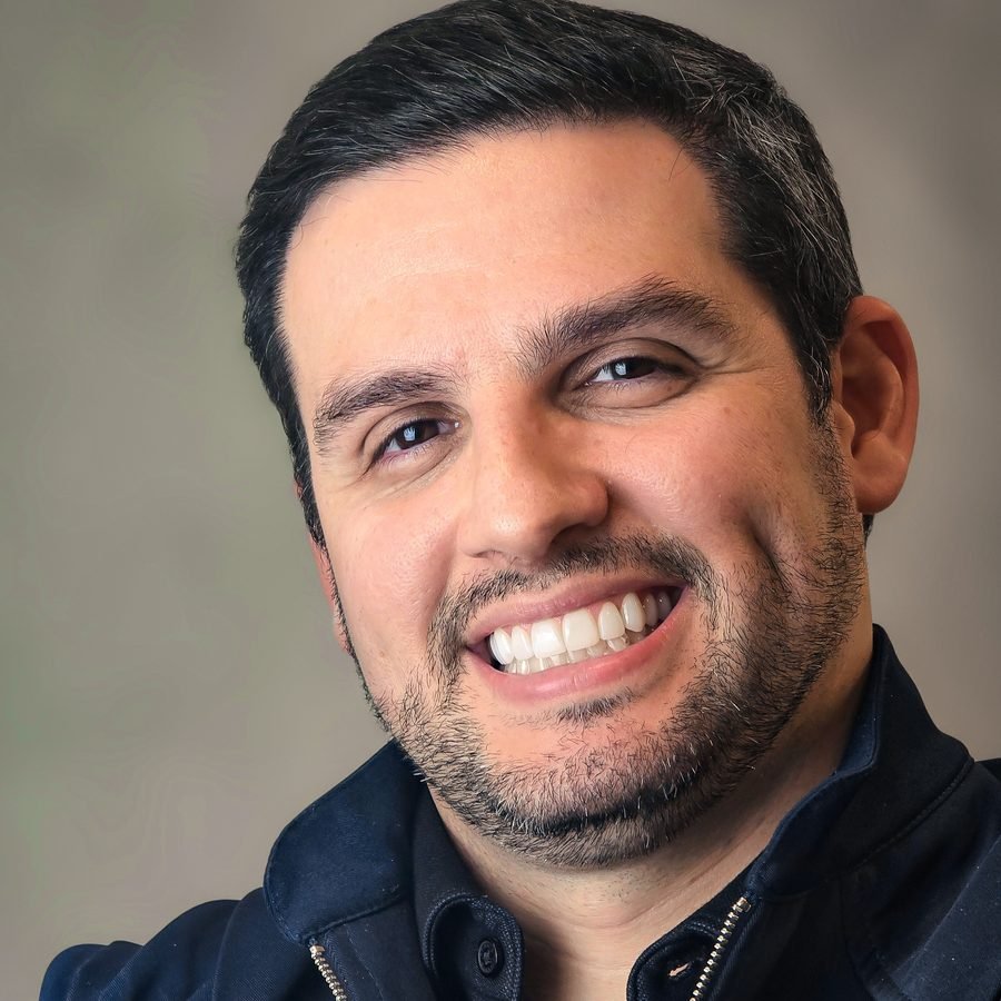 Retrato do Dr. Leonardo Brasil, cirurgião-dentista CRO-PE 10.112